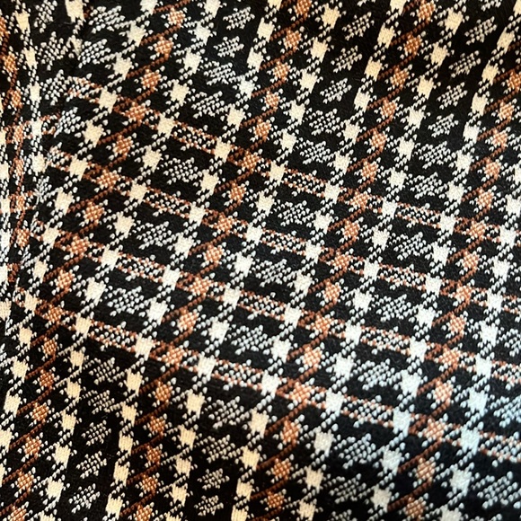 Styling… great print, wear with tie or not at neck. Sleeveless for alone / under - Picture 11 of 12